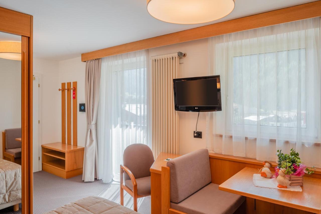 Hotel Ladina Campitello di Fassa Eksteriør bilde