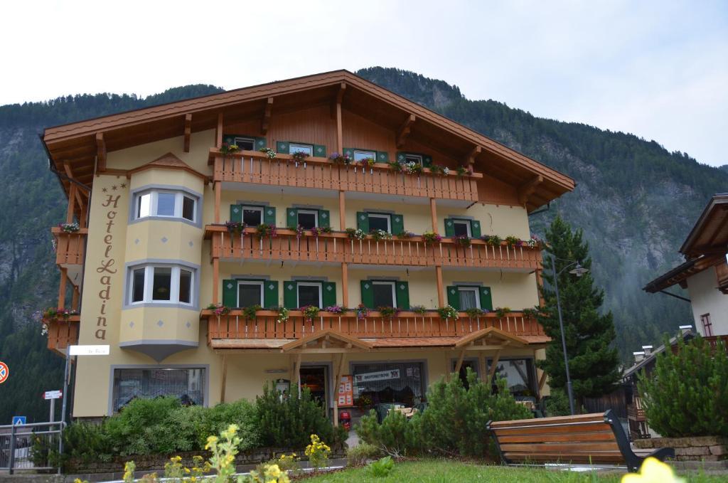 Hotel Ladina Campitello di Fassa Eksteriør bilde