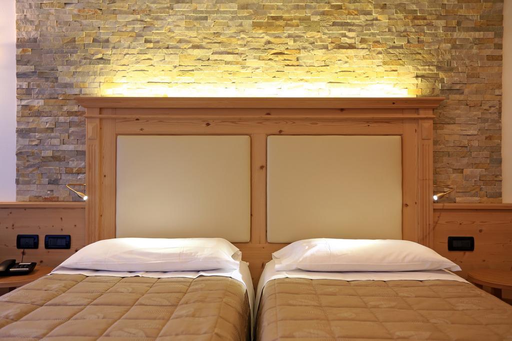 Hotel Ladina Campitello di Fassa Rom bilde