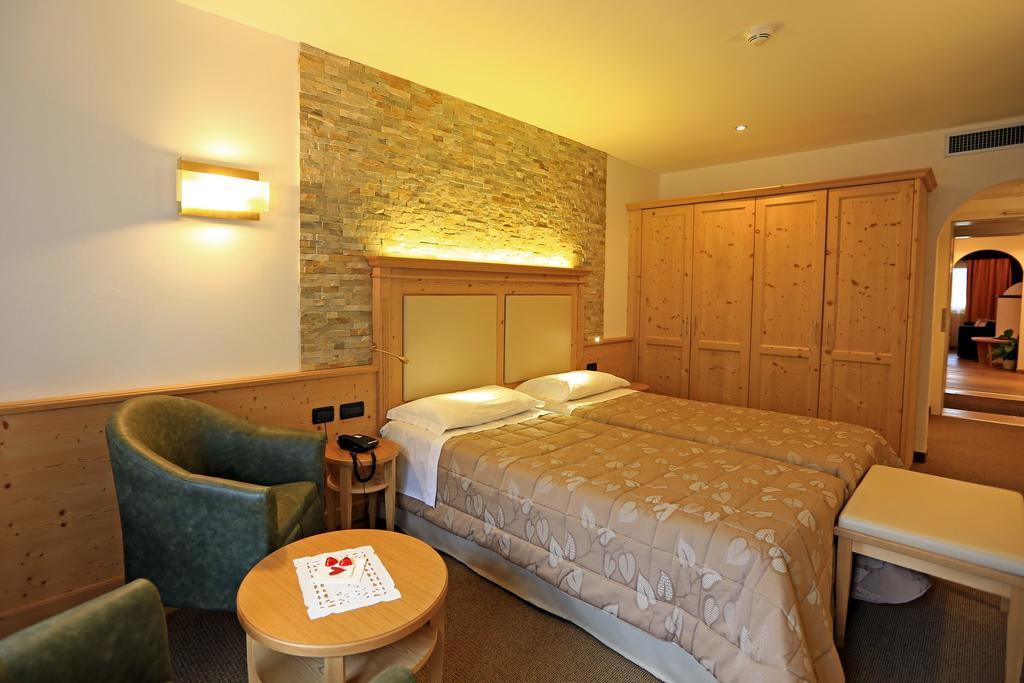 Hotel Ladina Campitello di Fassa Rom bilde