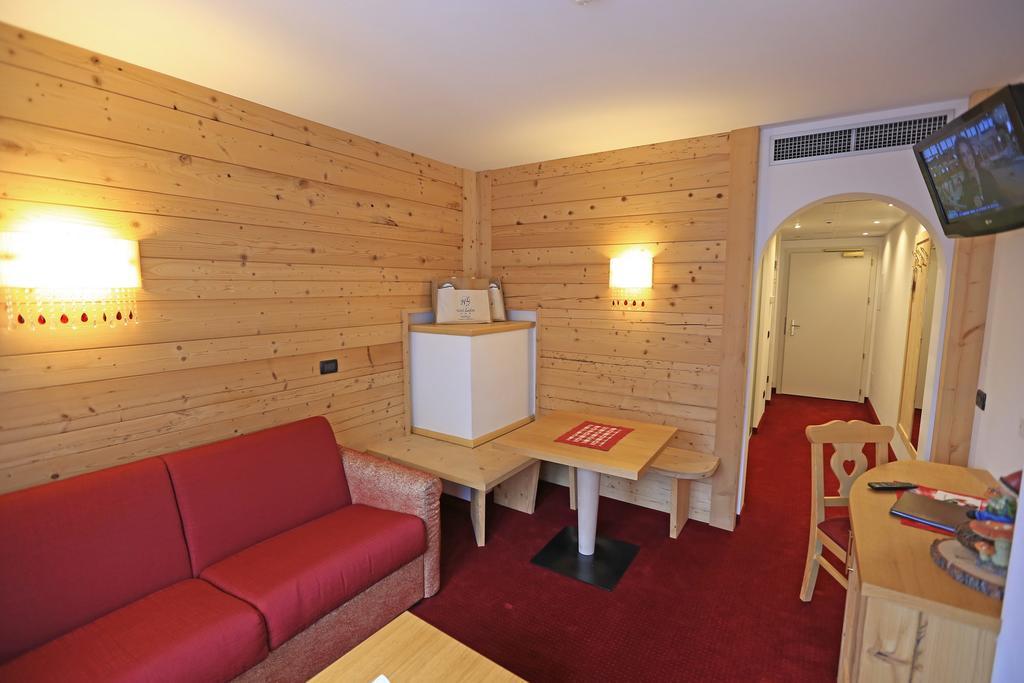 Hotel Ladina Campitello di Fassa Rom bilde