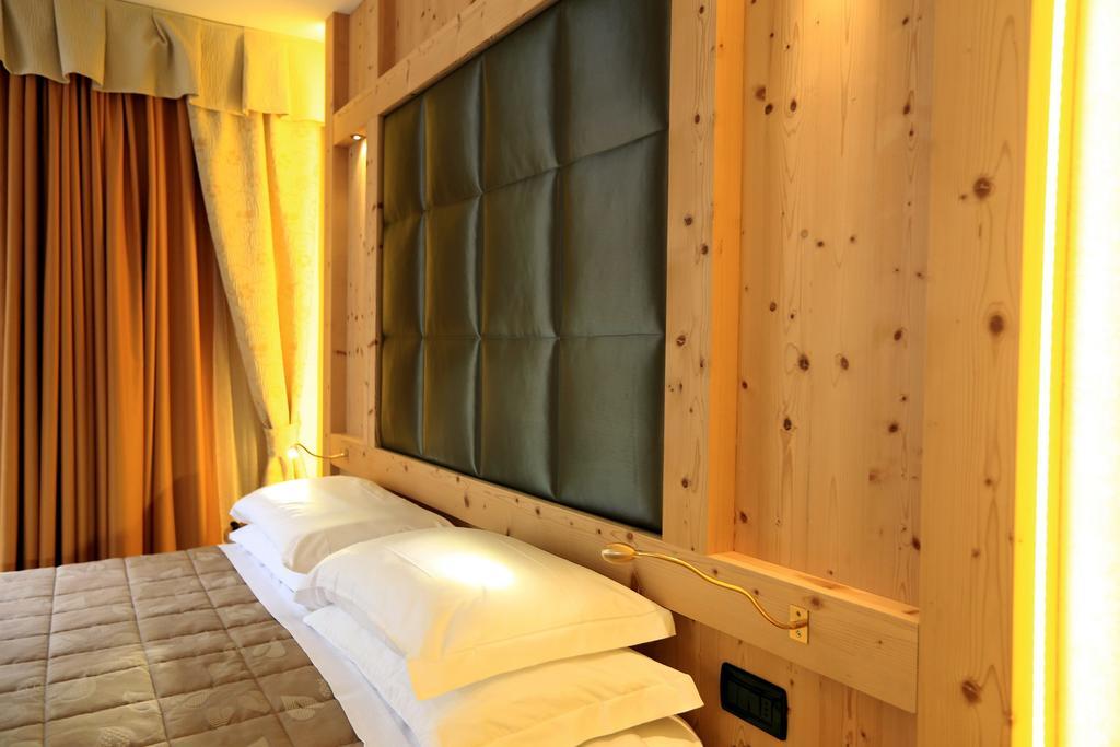 Hotel Ladina Campitello di Fassa Rom bilde