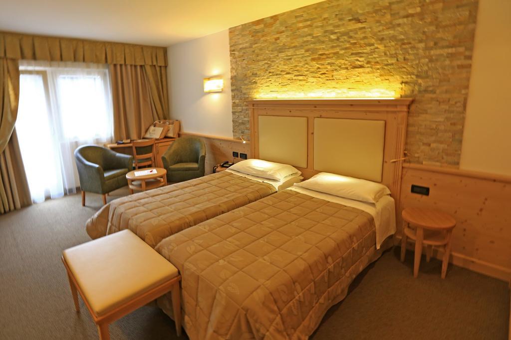 Hotel Ladina Campitello di Fassa Rom bilde
